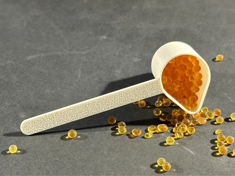 Left-handed silica gel scoop