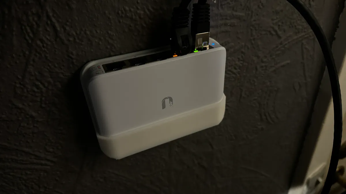 Support mural pour switch réseau compact