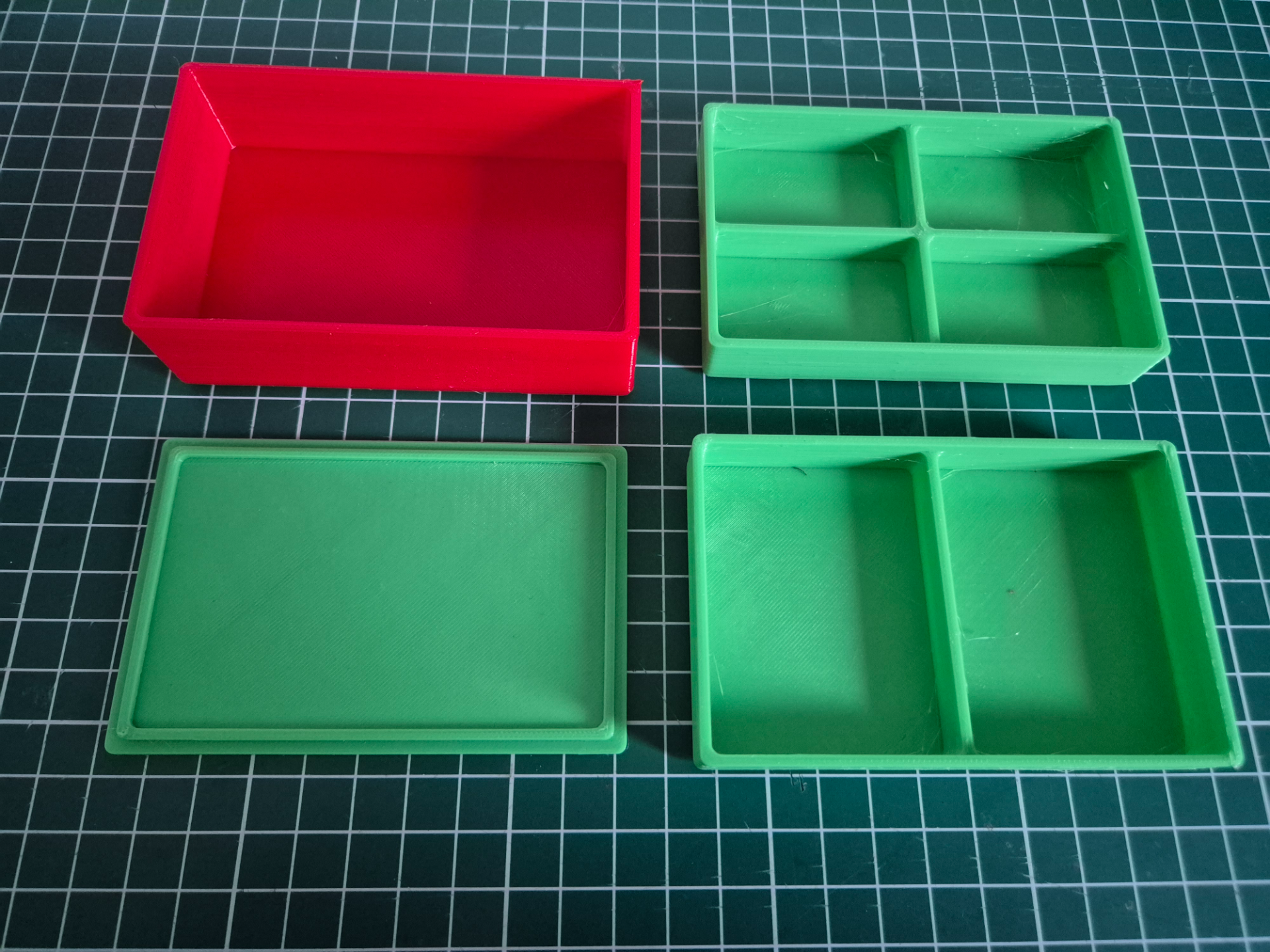 Stackable trays 100 x 65 mm + cover and 18 trays 