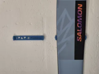 Vertical ski wall mount