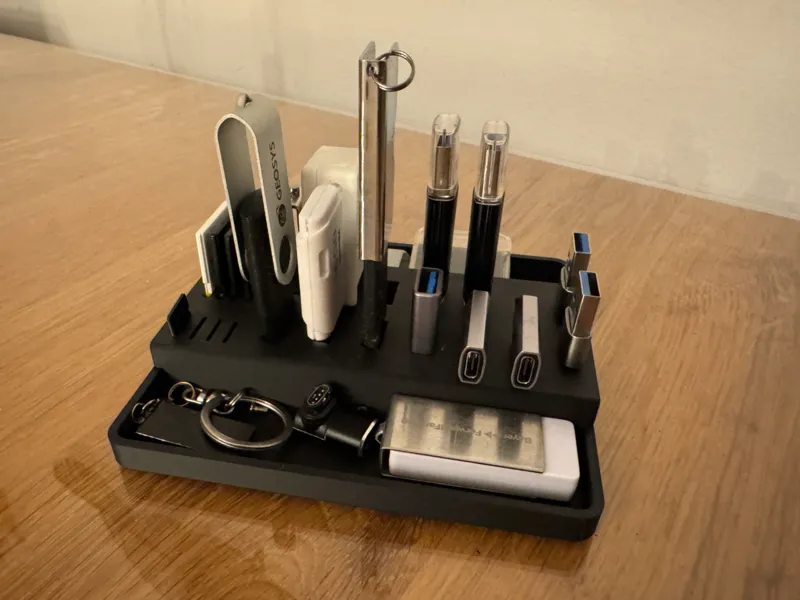 USB-A USB-C Micro-SD-Card Desk Organizer with Tray
