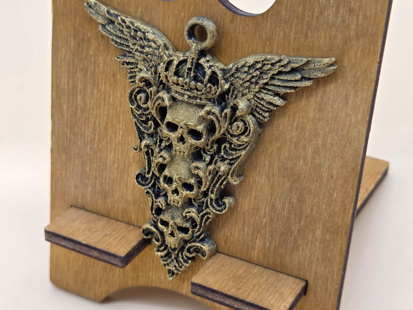 Geflügeltes Totenkopf-Ornament – Gothic Anhänger