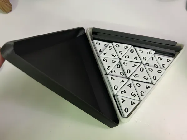 Boîte de rangement pour jeu Trimino