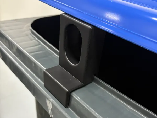 Tige de maintien pour couvercle de poubelle
