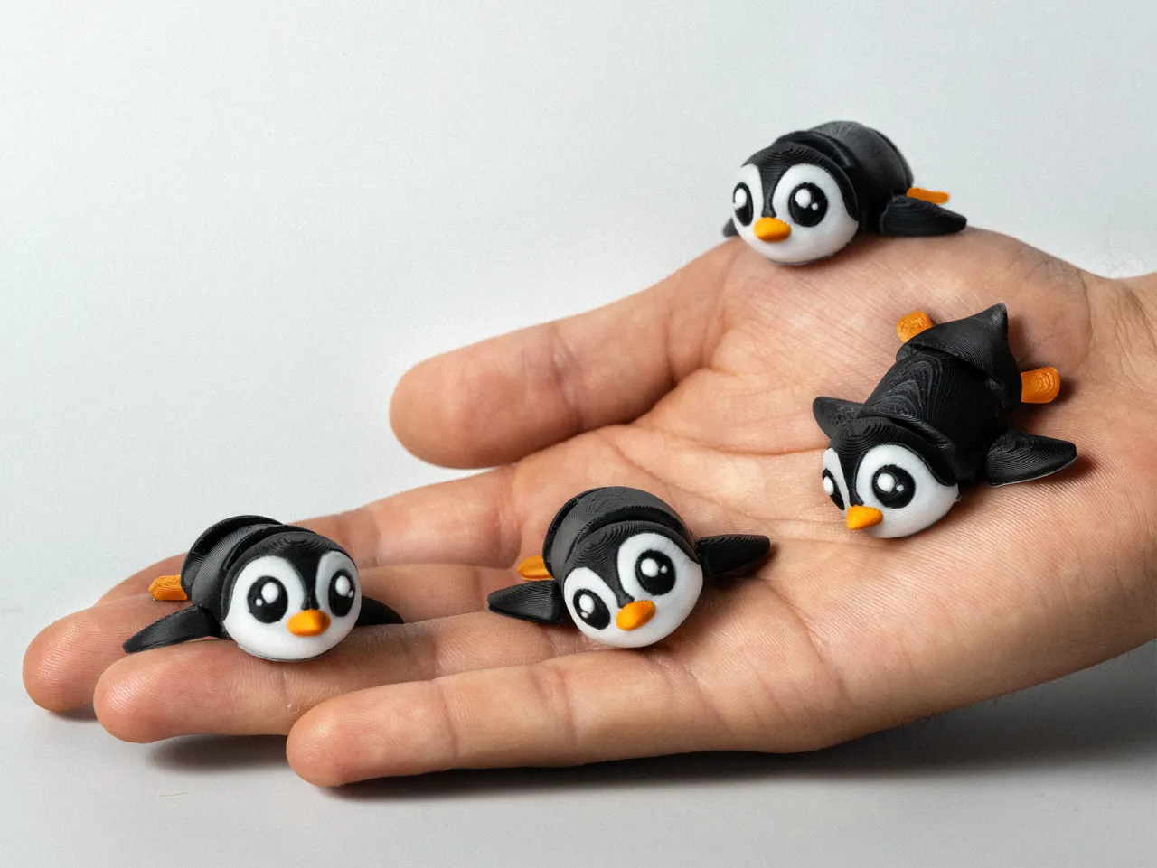 Tuxi the penguin – Articulated & keychain view 2