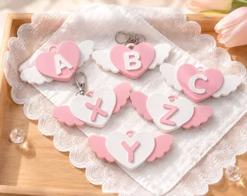Llavero: Heart Wing Initial Keychain Charm (A-Z Letters) — vista de referencia 3
