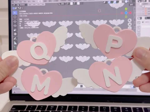 Llavero: Heart Wing Initial Keychain Charm (A-Z Letters) — referencia de MakerWorld