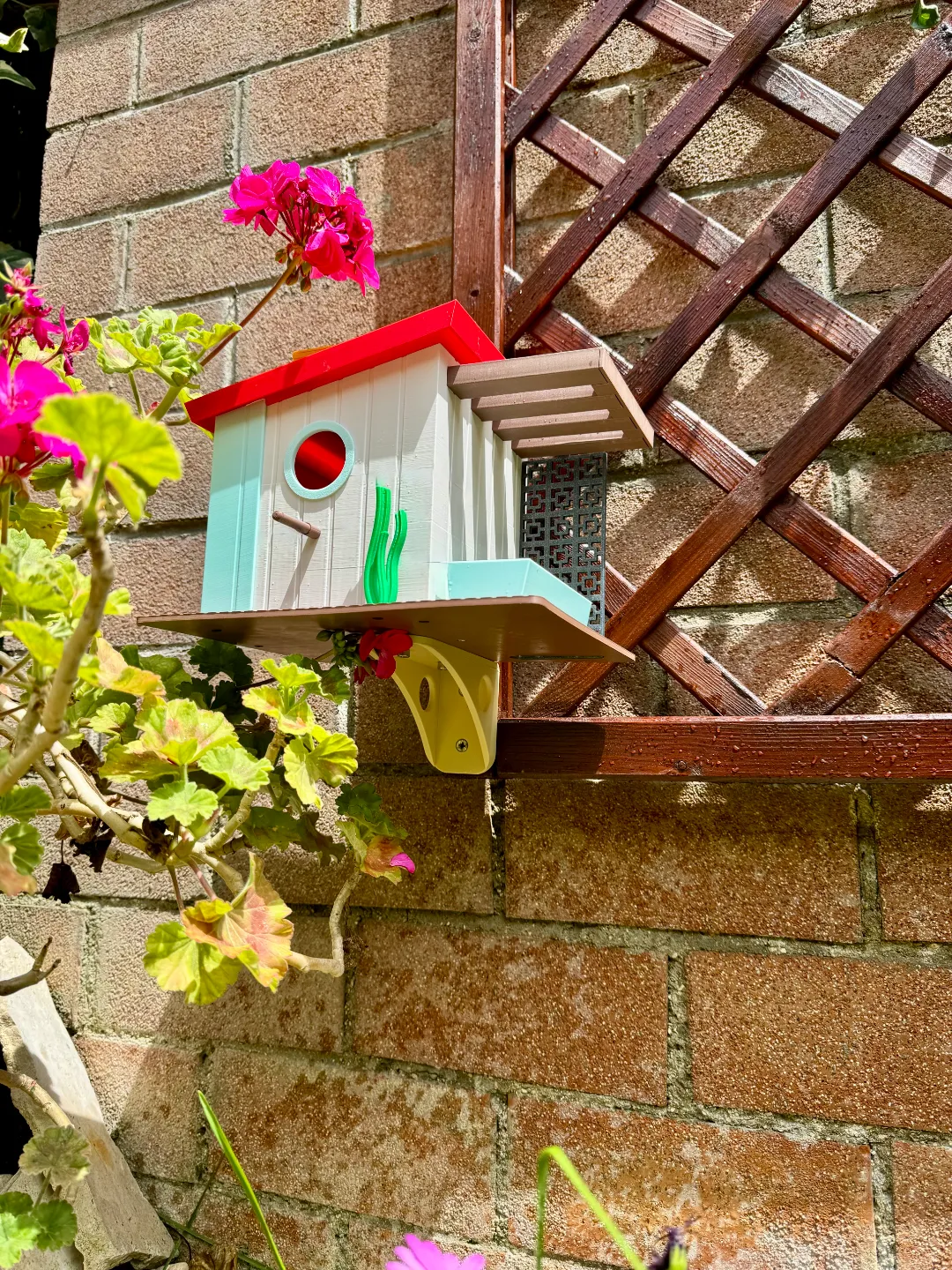Modern Midcentury Birdhouse - Wifi Camera enabled view 4