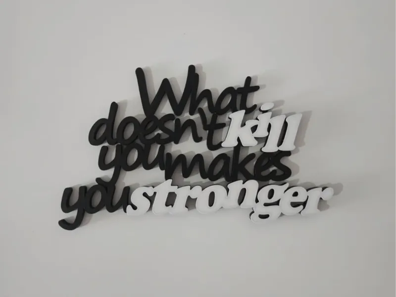 Frase iconica "What doesn't kill you..." 3D