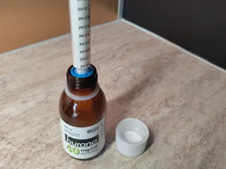 Medicine bottle syringe adapter