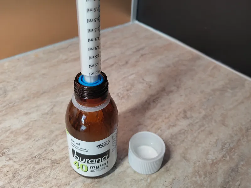 Medicine bottle syringe adapter