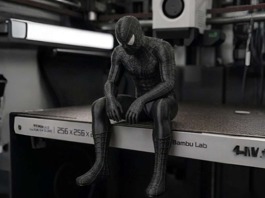 Figura de Spiderman negro triste en una repisa - 1