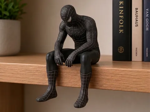 Estante o repisa: Figura de Spiderman negro triste en una repisa — referencia de MakerWorld