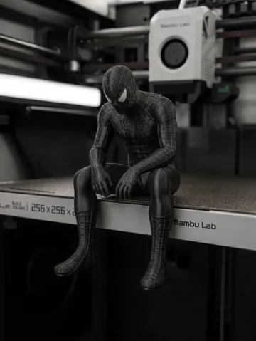 Estante o repisa: Figura de Spiderman negro triste en una repisa — vista de referencia 2