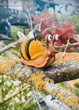 Schnecke mit Biene Hummel auf dem Rücken SnailBee
