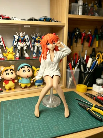 Accesorio para impresora 3D: EVA 明日香 慵懒白衬衫坐姿摆件 无需AMS 多色分件打印 带底座 — vista de referencia 2