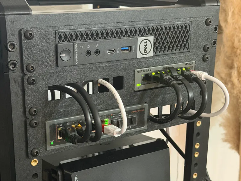10" Rack Netgear GS305 + 5 Keystone