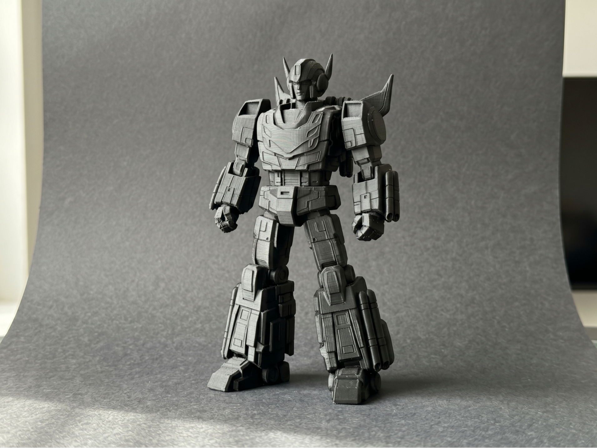 Mecha Robot Figurine – Detailed Sci-Fi Warrior Mod