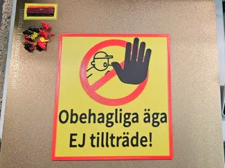 Obehagliga äga EJ tillträde. Funny sign.