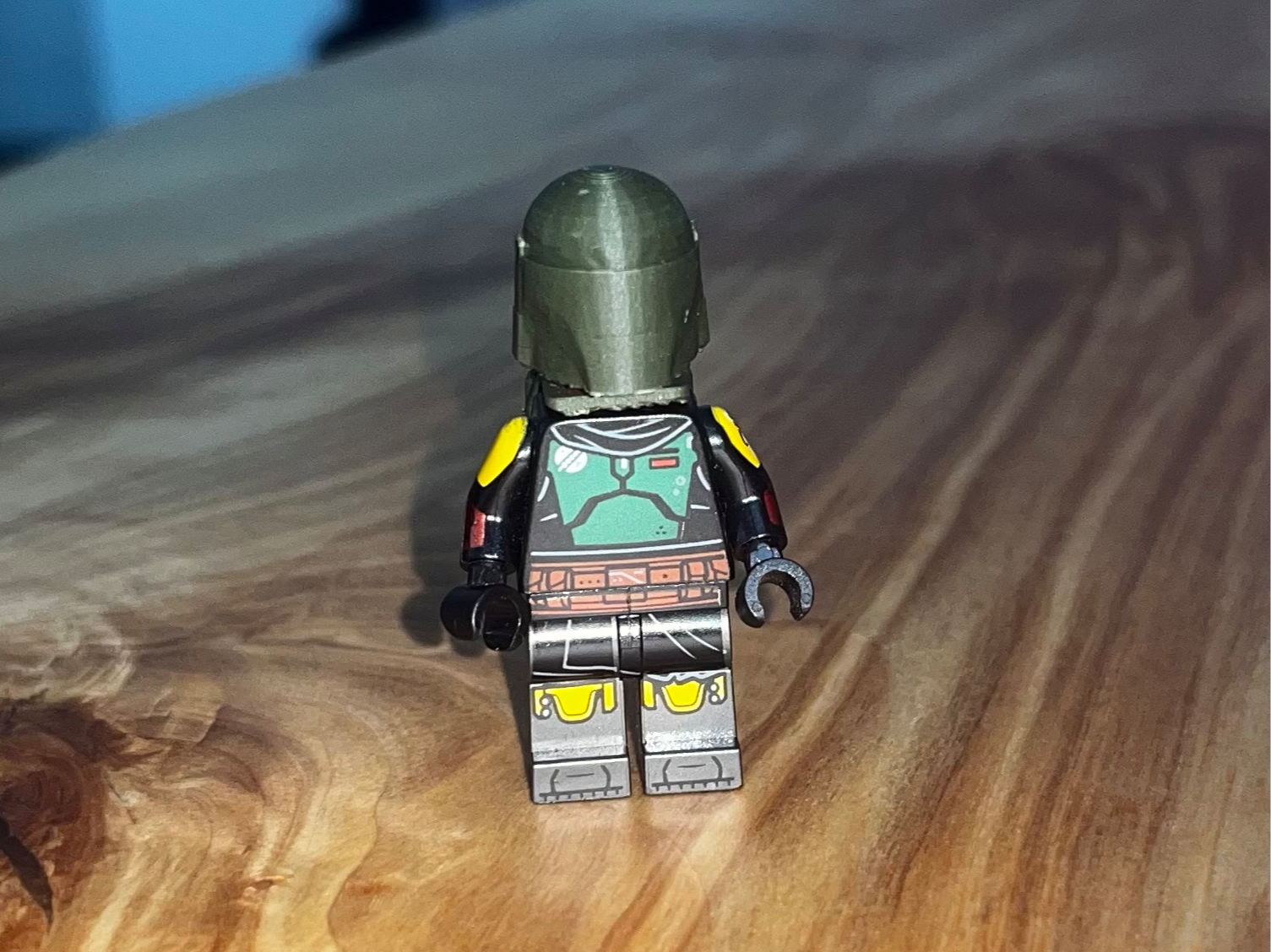 (brick) mandolorian helmet and jetpack