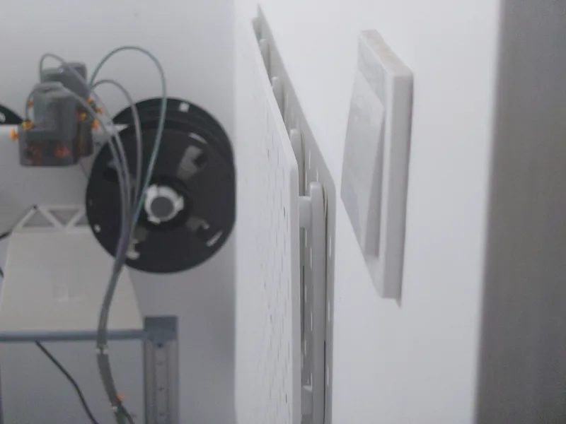 Glue wall mount for InfiniSkadis