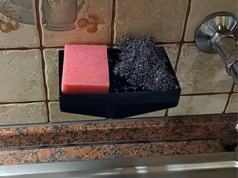 Wall sponge holder with draining