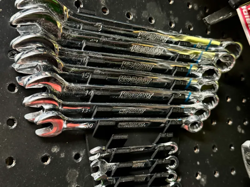Pegboard wrench rack (12 wrenches)