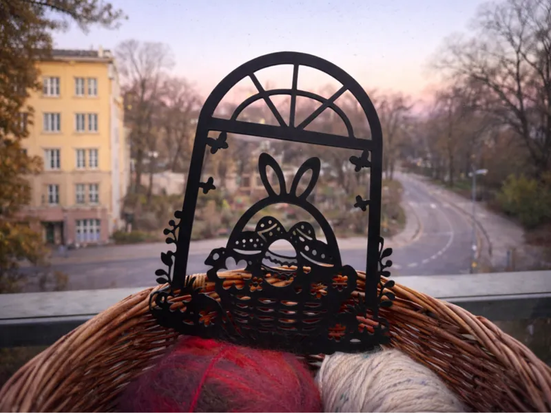 Osterkorb im Fensterrahmen