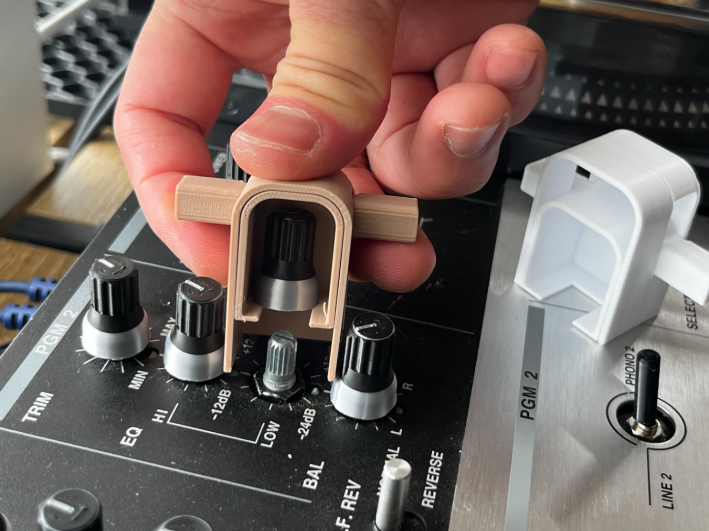 「ノブ抜き機」DJミキサー等の硬いノブを簡単に抜くツール。間隔の狭いノブでも使用可能。