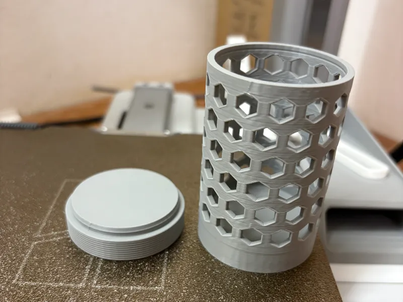 lockable container for silica-gel bags