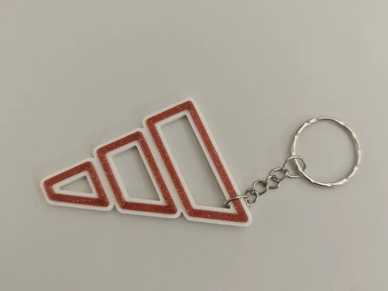 Llavero Adidas minimalista