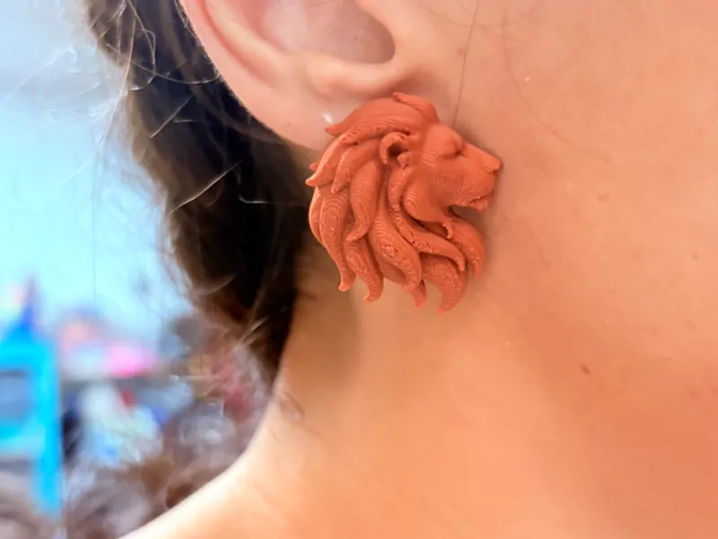 Pendientes león