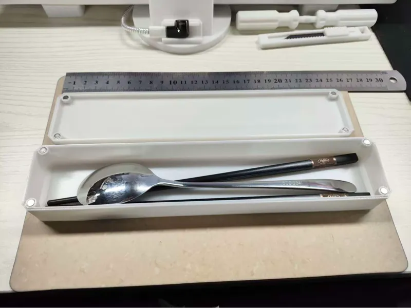 朴实无华的磁吸餐具收纳盒