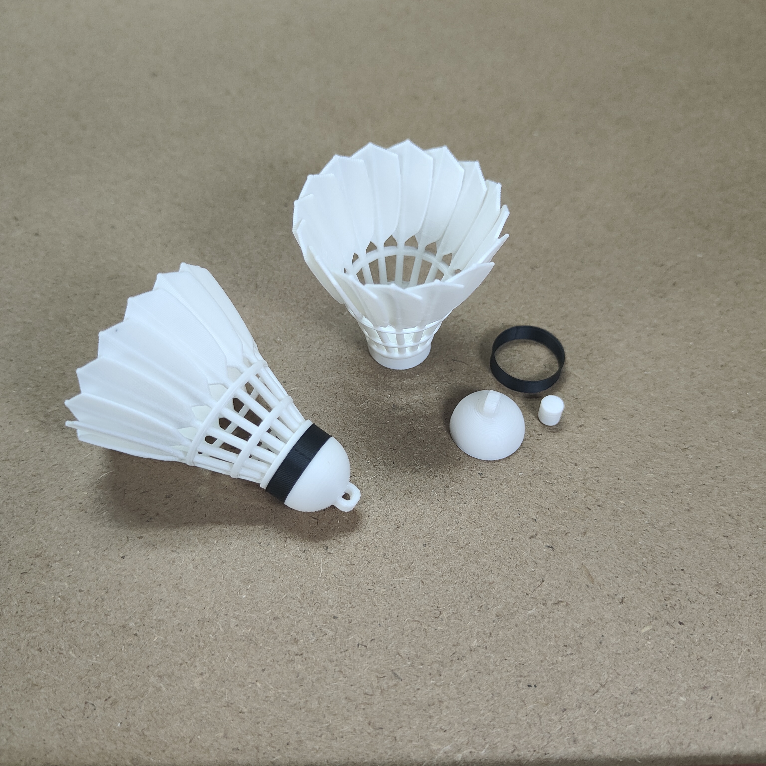 Miniatura 1 do modelo 3D 羽毛球挂坠（零支撑，无需AMS）