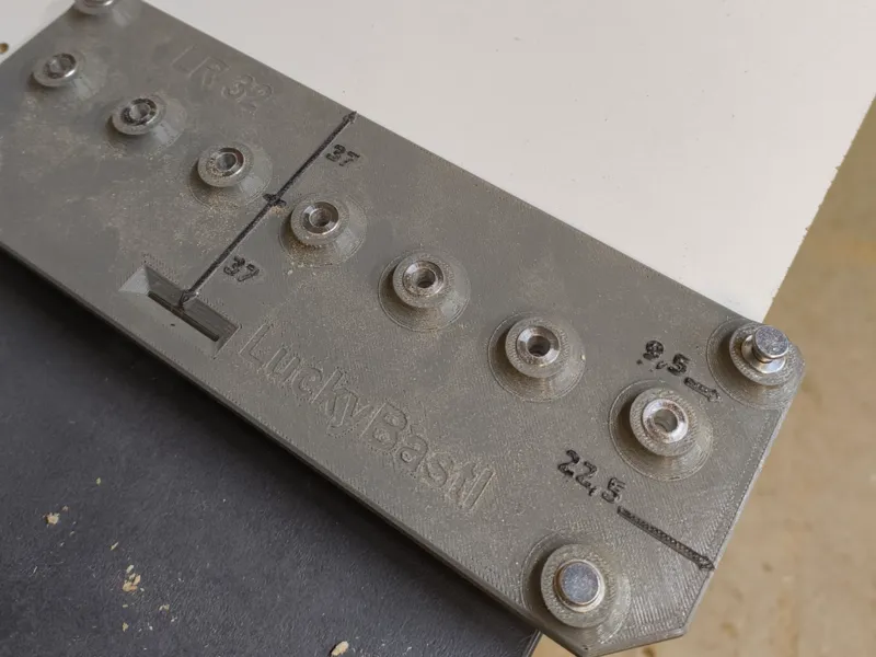 Schablone für Lochreihe 32