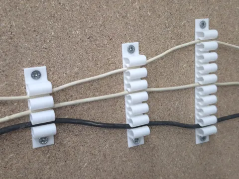 Soporte: Universal cable holders, screw mount — referencia de MakerWorld