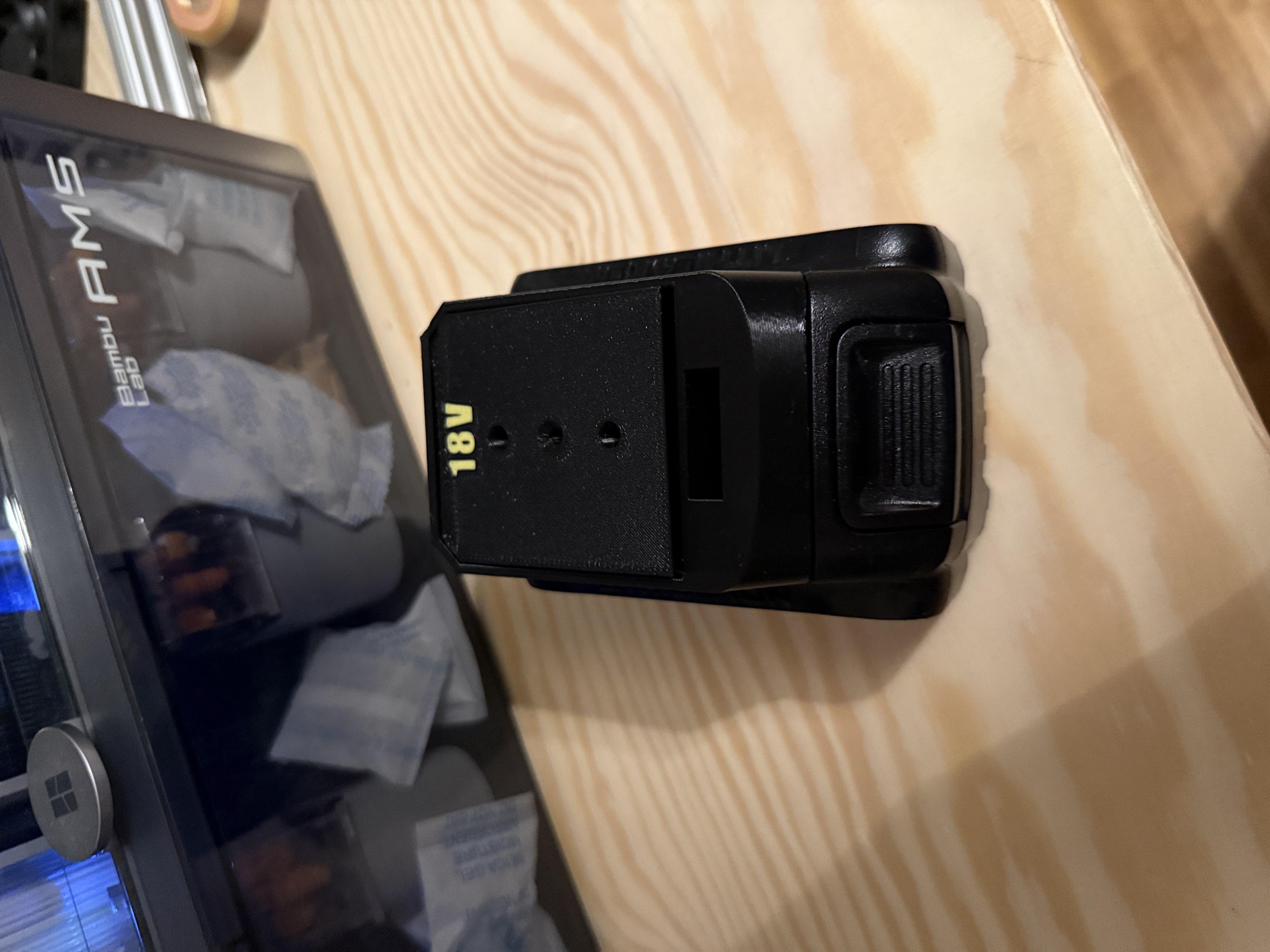 Miniatura 2 do modelo 3D DeWALT Battery Adapter