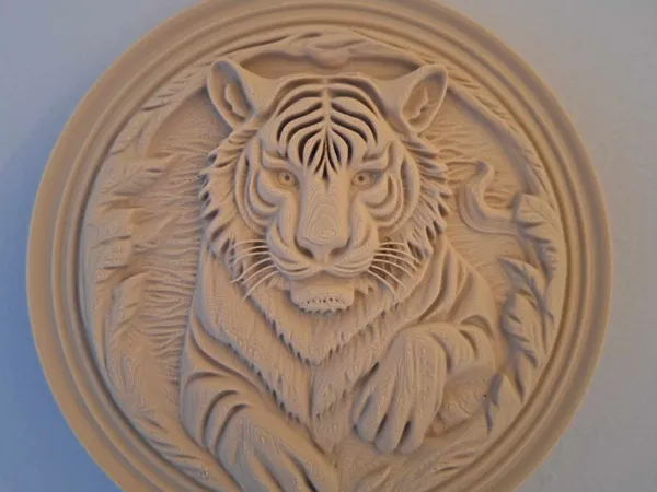 Sculpture en relief d'un tigre