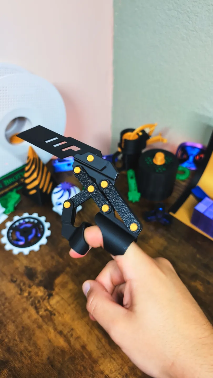 Extendable Finger Mantis Claws view 2
