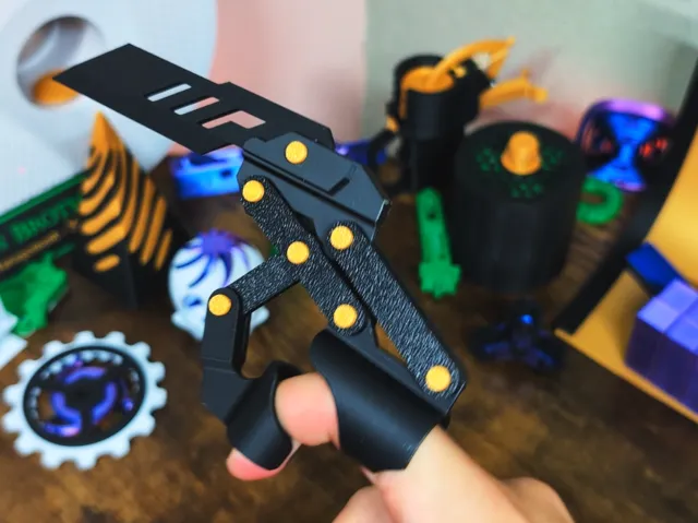 Extendable Finger Mantis Claws