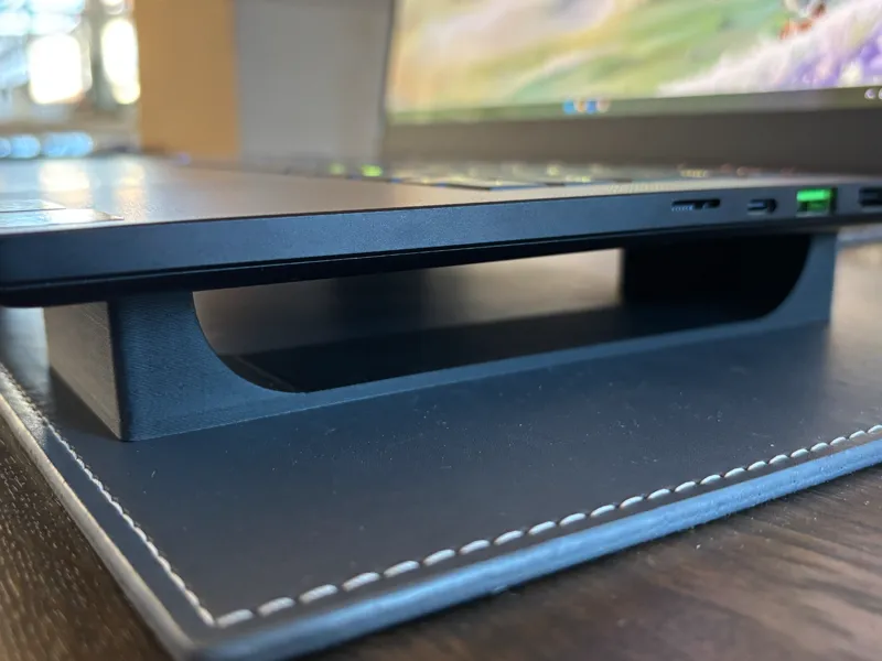 Compact stand for Razer Blade 14 (2025)