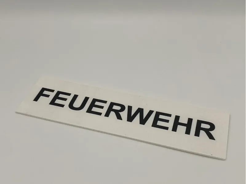 Feuerwehrschild für die Sonnenblende