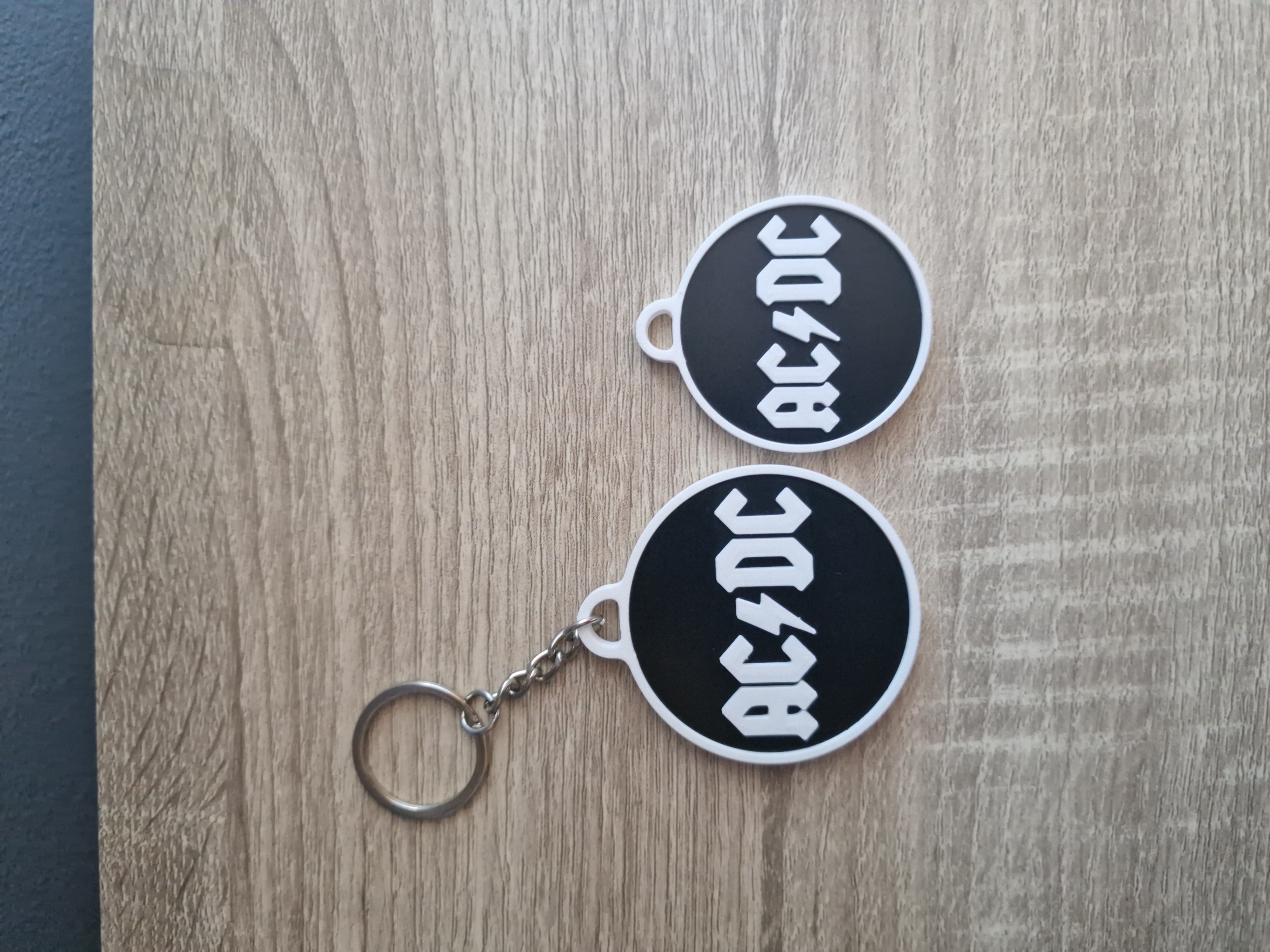 Miniatura 2 do modelo 3D AC/DC Keychain 