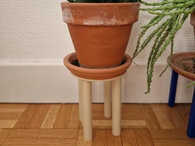 Customizable round plant shelf