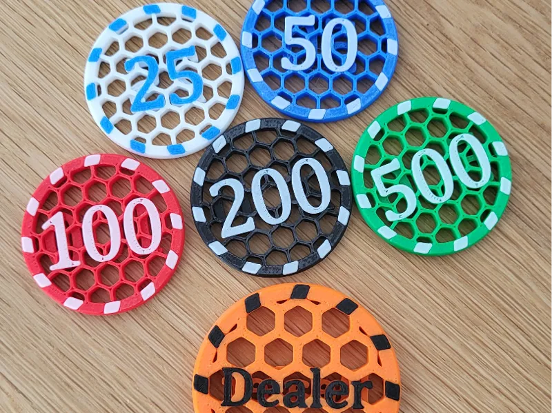 Poker-Chips und Dealer-Button mit Waben-Struktur 