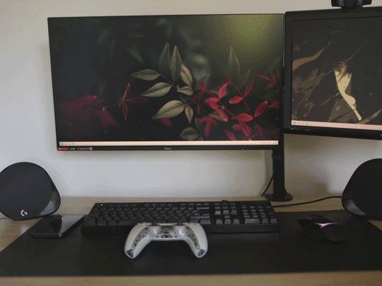 Controller monitor stand • Minimalist