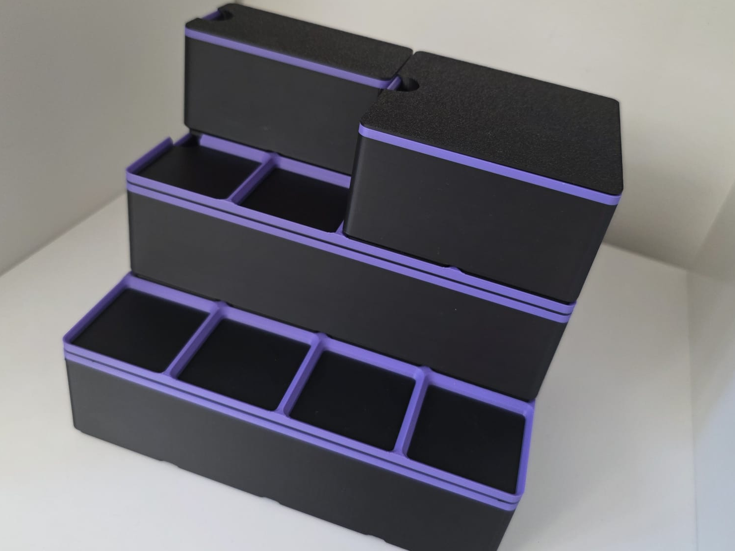 Stackable gridfinity bins with lids