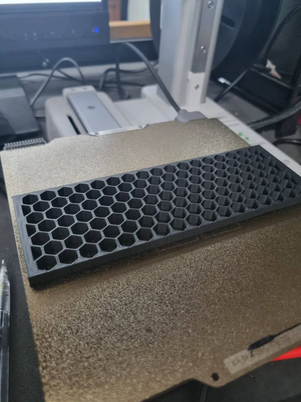 Hexa holes extrude rack mounting plate by T Ben - MakerWorld