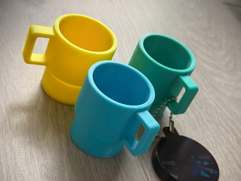 Schnapsbecher mit Griff (ähnlich Tupperware)