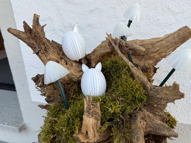 Geripptes Osterei mit Hasenohren 